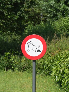 Köpeğinizin kaka yapmasına izin vermenin yasak olduğunu çizerek yasaklayın.