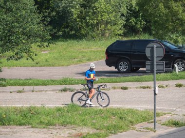 Doel, Belçika, 21 Temmuz 2021 Bisikletli turist akıllı telefonundan navigasyon sistemine bakıyor.