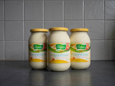 Sint Gillis Waas, Belçika, 30 Ağustos 2021. Üç cam mayonez kavanozu ve 500 gram Regola yumurtası.