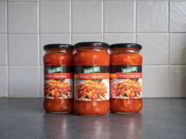 Sint Gillis Waas, Belçika, 30 Ağustos 2021, Bon Ri markasının üç bardak tatlı ve ekşi sosu.