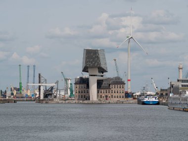 Antwerp, Belçika, 21 Ağustos 2021, Antwerp 'teki Liman Binası' nın Önü ya da Liman Binası. Altında eski itfaiye istasyonu, Londra Köprüsü 'nden çekilmiş bir fotoğraf.