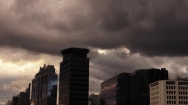  Gün batımında gökdelenler. Gökdelenler ve Maslak bulutları