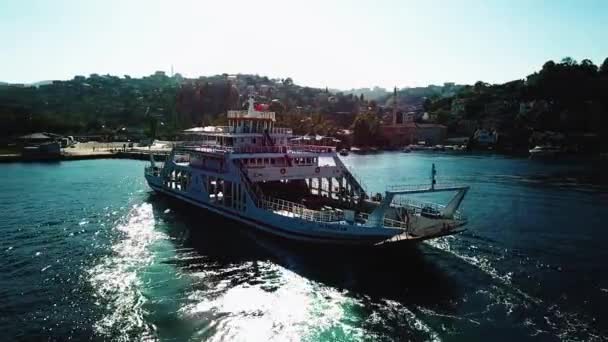 城市线路在码头编辑处轮渡停泊 无人机跟随伊斯坦布尔的渡船 从上方看 — 图库视频影像