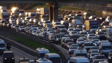 Şehirdeki yoğun günlük trafiğin statik zaman atlaması. Trafiğin yoğun olduğu saatte şehir trafiği. İstanbul, Türkiye.