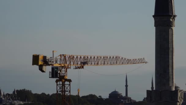 イスタンブール トルコ 2020 建設クレーンは晴れた日に作業している — ストック動画