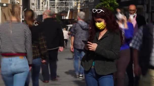 Pandemia Retrato Uma Jovem Turista Usando Máscara Protetora Pessoas Rua — Vídeo de Stock