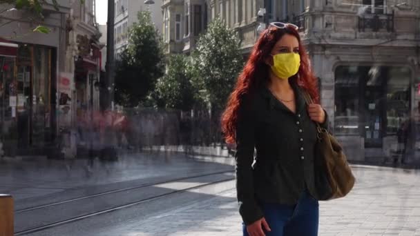 Retrato Uma Jovem Turista Usando Máscara Protetora Pessoas Rua Multidão — Vídeo de Stock