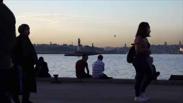 Kadikoy Estambul Mar Abarrotado Gente Sentada Caminando Orilla Del Mar — Vídeos de Stock