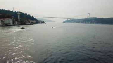 Hava manzaralı. Sürat teknesi Boğaz 'dan geçiyor. Hız teknesi İHA 'dan denize doğru koşuyor.