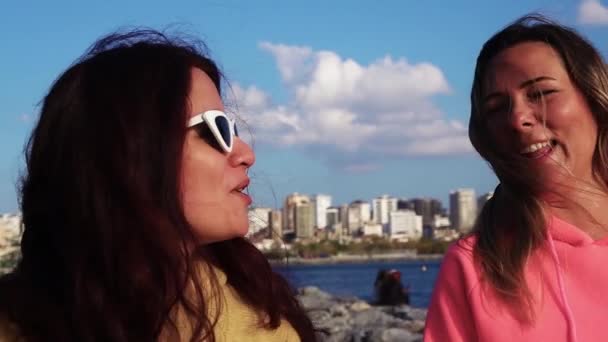 Duas Namoradas Giras Divertem Juntas Duas Jovens Mulheres Caminhando Beira — Vídeo de Stock