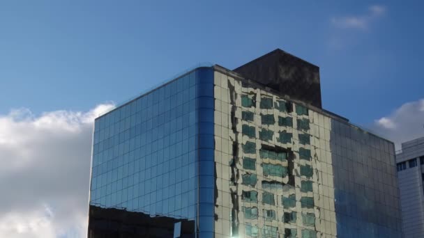 Hiperlapso Nebuloso Edifício Escritórios Arranha Céus Nuvens Lapso Tempo — Vídeo de Stock