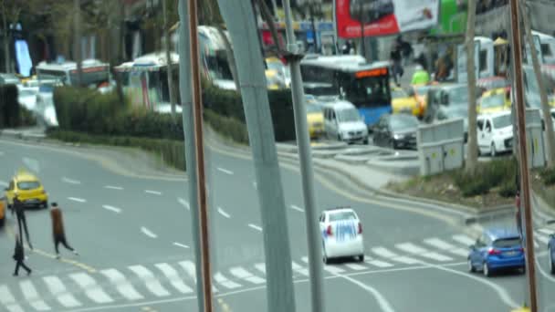 建物のガラスから横断歩道の反射 スケーターが通りを横切り ストック映像