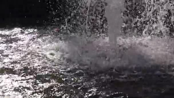 Фонтан Медленного Видео Замедленное Движение Фонтана Падающей Воды Парке — стоковое видео