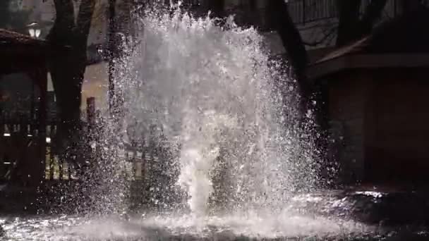 噴水の遅いビデオ公園内の滝の噴水の動きが遅い ロイヤリティフリーストック映像