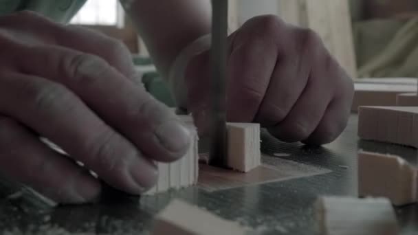 雰囲気と職人の細かい仕事の終わり音職人の大工は ワークショップで木版旋盤で木片を成形するためにスキューチールを使用しています ロイヤリティフリーストック映像