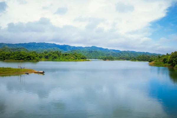 Bela Paisagem Lago Que Cercado Por Montanhas Verdes Com Céu — Fotografia de Stock