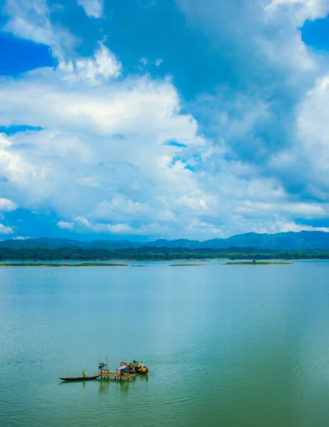 Bellissimo Paesaggio Lago Dove Una Barca Riposa Mezzo Esso Rangamati — Foto Stock