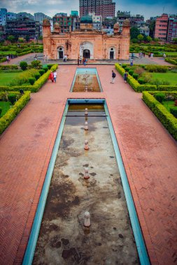 Bangladeş, Dhaka 'daki Lalbagh Kalesi' nin en üst manzarası, arka planda şehir silüeti olan Babür dönemine açılan havuzların merkez bahçe düzenini ve yansımalarını gösteriyor..