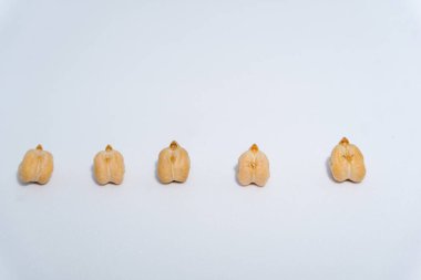 Stüdyo ortamlarında nohut yakın çekim. Garbanzo fasulyesi olarak da bilinen nohut, baklagiller ailesinin bir parçasıdır..