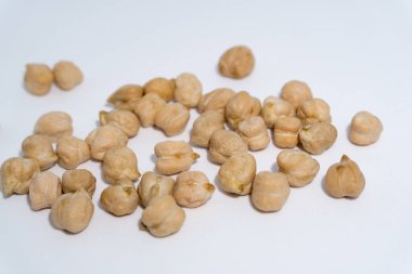 Stüdyo ortamlarında nohut yakın çekim. Garbanzo fasulyesi olarak da bilinen nohut, baklagiller ailesinin bir parçasıdır..