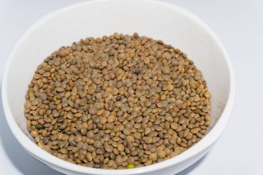 Stüdyo ortamında çekilmiş bir kase kırmızı mercimek. Hindistan 'da buna siyah mazoşist dal da denir..