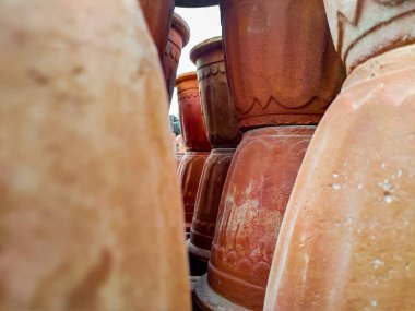 Çiçek saksısı. Piyasada satılık çeşitli toprak kapları ya da çömlekler..