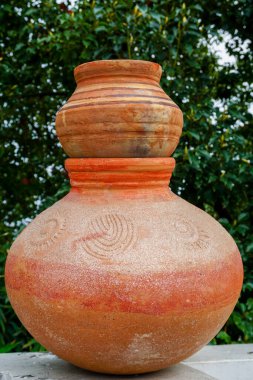 Toprak tenceresi ya da kilden bir kap yakın çekim..