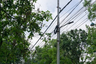 Hindistan 'da elektrik direği. Kablolar sarkıyor..