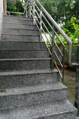 Çelik parmaklıklı granit merdiveni yakından çek..