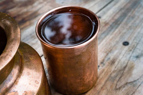 一个铜水壶和一个杯子 在印度Ayurvedic文化中 人们已经证实 用铜器皿喝水对健康有许多好处 — 图库照片