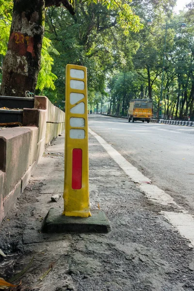 Riflettore Giallo Sul Ciglio Una Strada India — Foto Stock