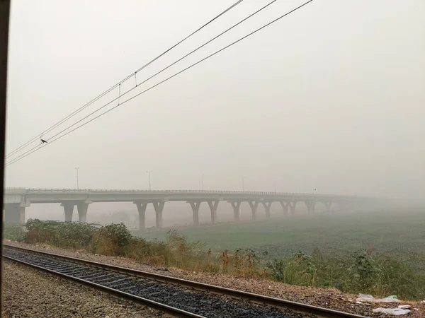 Strzał Wnętrza Pociągu Widok Wiaduktu Mostu Pokrytego Mgłą Delhi Indie — Zdjęcie stockowe