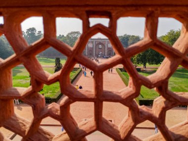 Yazı tarihi: 11 Şubat 2020 Konum: Delhi Hindistan, Humayun 'un Mezarı. Humayun 'un mezarının balkonundan giren turistin uzun bir görüntüsü..