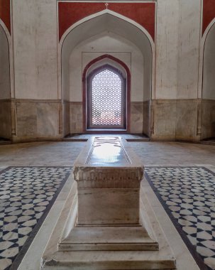 Yazı tarihi: 11 Şubat 2020 Konum: Delhi Hindistan, Humayun 'un Mezarı. Hamida Banu Begum, Dara Shikoh vesaire anıtları. Yan odada..