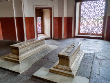 Yazı tarihi: 11 Şubat 2020 Konum: Delhi Hindistan, Humayun 'un Mezarı. Hamida Banu Begum, Dara Shikoh vesaire anıtları. Yan odada..