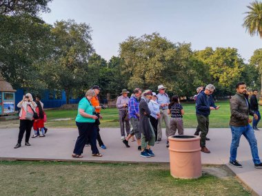 Yazı tarihi: 11 Şubat 2020 Konum: Delhi Hindistan, Humayun 'un Mezarı. Humayun 'un mezarına enerji veren turist. Camiinin ana girişimi..