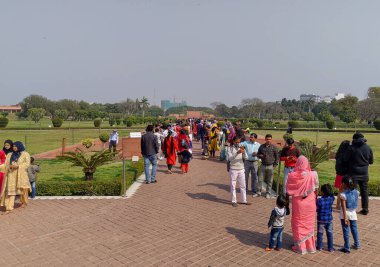 Editör Tarihi: 12 Şubat 2020 Konum: Yeni Delhi Hindistan. Lotus Tapınağı 'nda turist. Hindistan' ın Delhi kentinde bulunan Lotus Tapınağı, Aralık 1986 'da kurulan bir ibadethane..