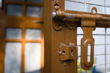 Büyük bir kapı mandalının yakın çekimi. Kapı kilidi, elle kapı mandalı..