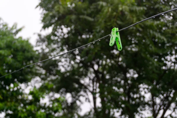 Primo Piano Clip Stoffa Plastica Con Alberi Sullo Sfondo Queste — Foto Stock