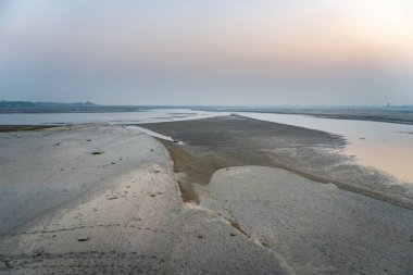 Haryana Hindistan 'da büyük kurumuş Yamuna nehir yatağı. Kuzey Hindistan' da kurak mevsim boyunca sonsuz ufuk açıktır.
