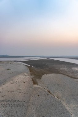 Haryana Hindistan 'da büyük kurumuş Yamuna nehir yatağı. Kuzey Hindistan' da kurak mevsim boyunca sonsuz ufuk açıktır.