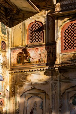 28 Aralık 2025 Jaipur Rajasthan Hindistan. 18. yüzyıl Galta Ji Tapınağı Jaipur, Rajput Mughal tarzında pembe kumtaşından yapılmış, sütunlu köşkler, yuvarlak çatılar, freskler ve yedi kutsal kum tepeciği.