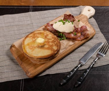 Tahtada pastırmalı ve peynirli krep. 