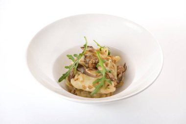 Mantarlı börek ve beyaz tabakta el. 