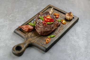 Tahtada ızgara et var. 