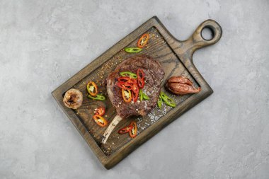 Tahtada ızgara et var. 