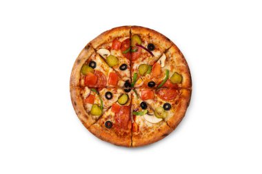 Beyaz arka planda taze pizza.