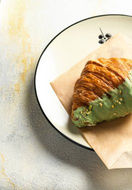 Hafif arka planda taze kruvasan