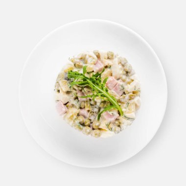 Beyaz arka planda Olivier salatası