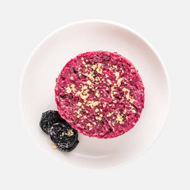 Beyaz arka planda kuru erik pancarlı salata